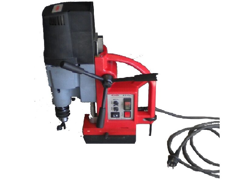 Magnetbohrständer mit Bohrmaschine